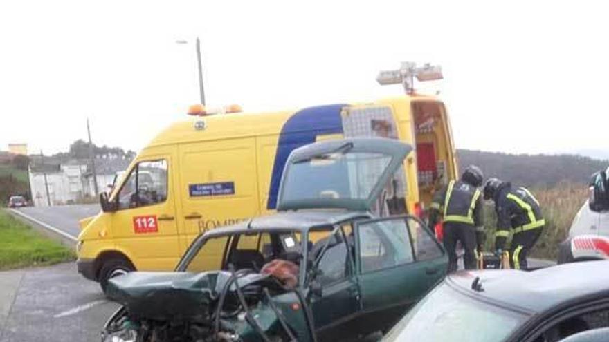 Un herido grave en una colisión entre turismos en Miudes (El Franco)