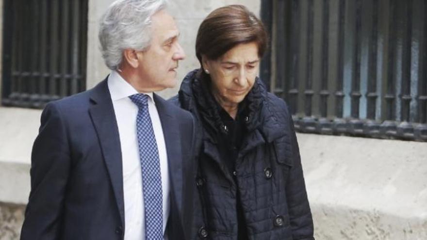 La hermana de la viuda de Vicente Sala llega a los juzgados de Benalúa junto al abogado Luis Corno, esta mañana