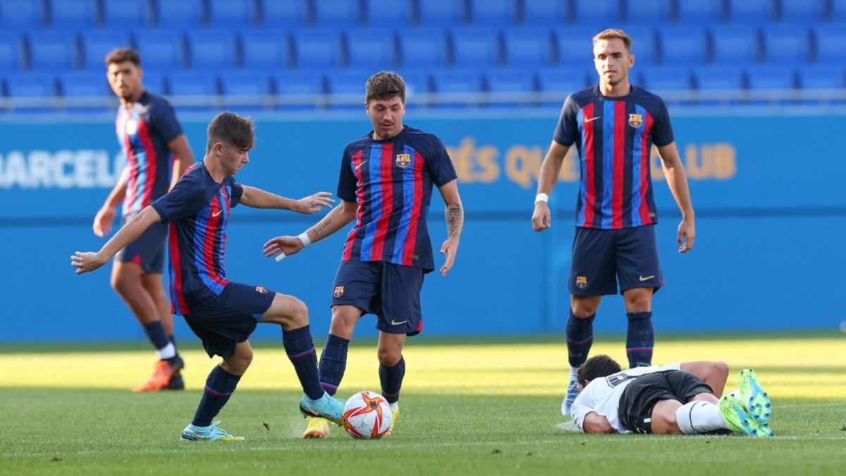 El Barça Atlètic disputando un amistoso de pretemporada ante el València Mestalla