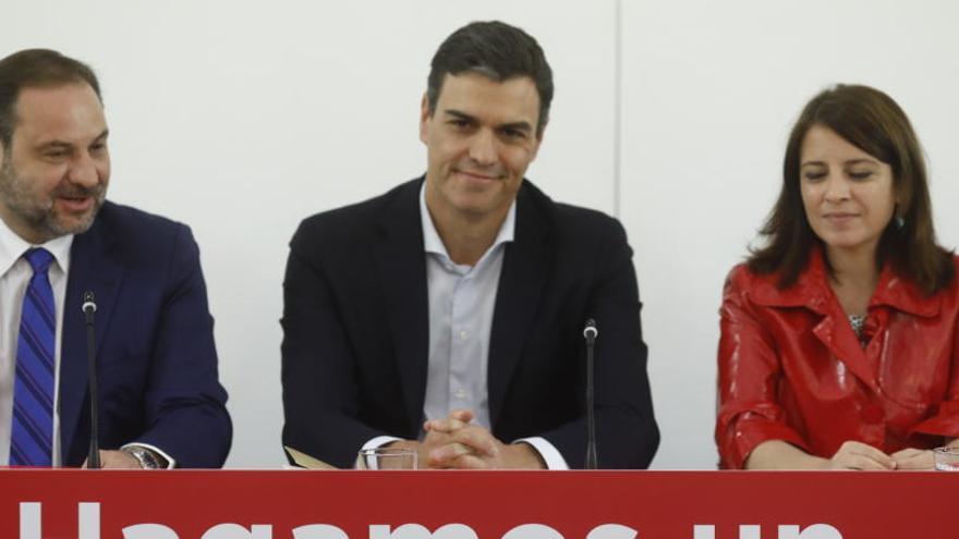 Pedro Sánchez junto a Ábalos y Adriana Lastra.