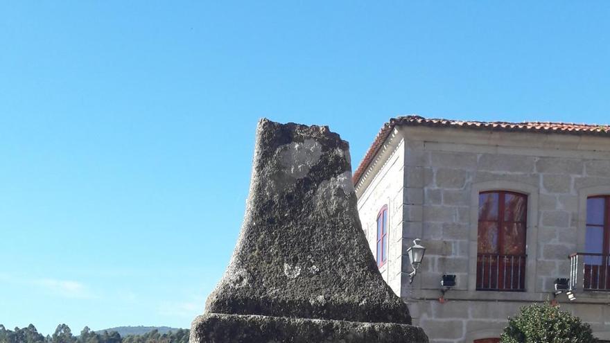 Piedra del conjunto histórico del Covento destrozada.