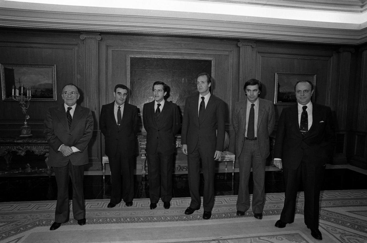 El rey Juan Carlos, junto a Santiago Carrillo, Agustín Rodríguez Sahagún, Adolfo Suárez, Felipe González y Manuel Fraga.