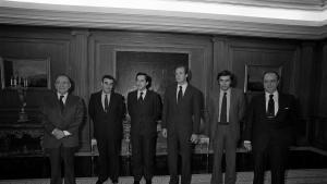 El Rey Juan Carlos, junto a Santiago Carrillo, Agustín Rodríguez Sahagún, Adolfo Suárez, Felipe González y Manuel Fraga