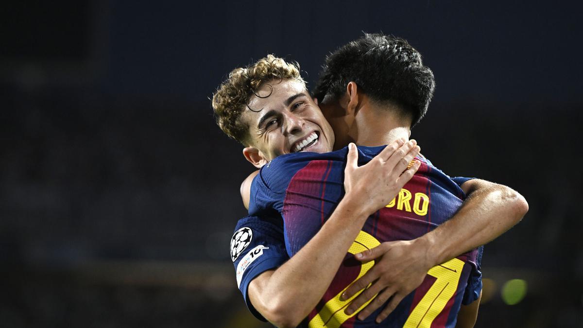Fermín celebrando con Dro el segundo gol azulgrana durante el partido de la fase de clasificación de la liga de campeones entre el FC Barcelona y el Olympiakos en el estadio Lluis Companys de Montjüic. Fotografía de Jordi Cotrina