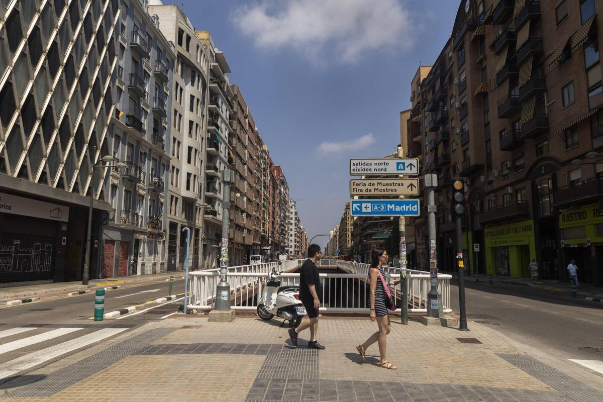 La avenida Pérez Galdós sin árboles ni espacios de sombra.