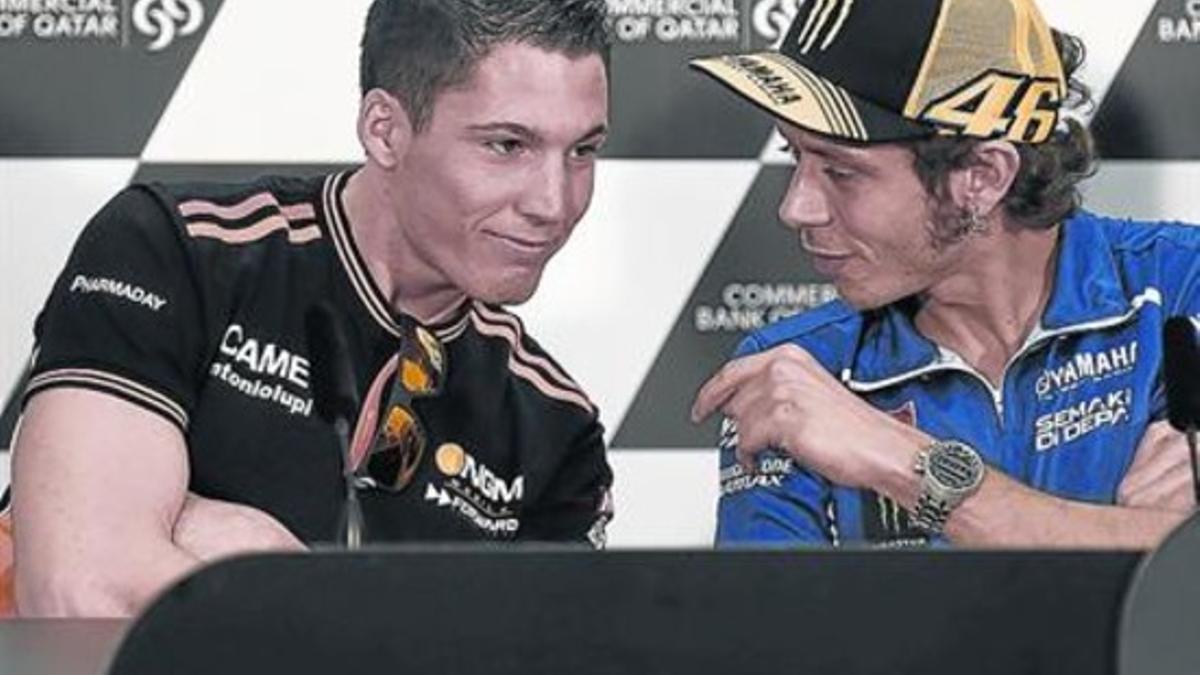 Aleix Espargaró, a la izquierda, compartió conferencia de prensa con Valentino Rossi y el resto de favoritos.