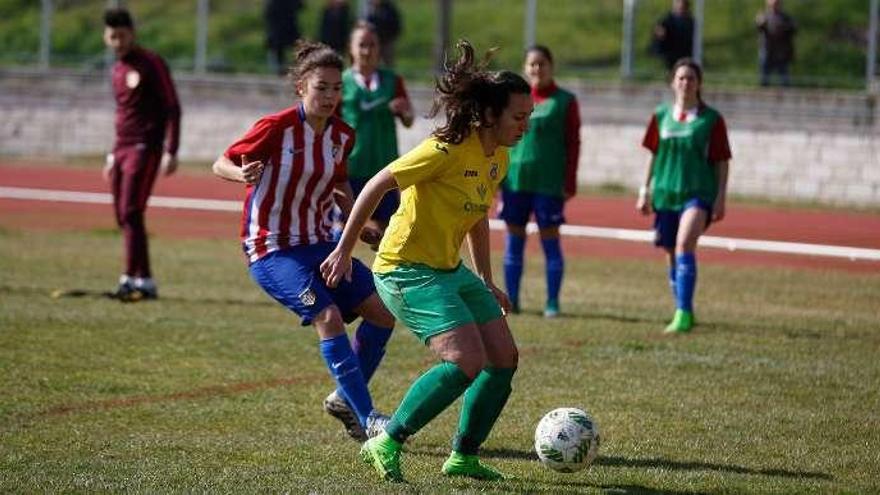 Una zamorana protege el cuero de la entrada de una rival.