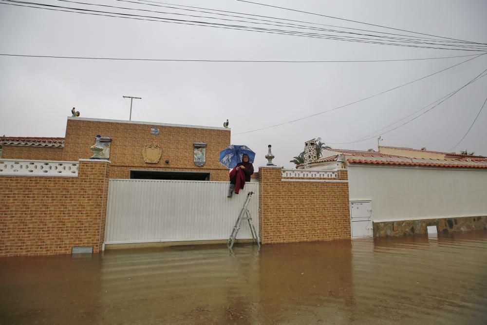 Los más de 150 litros por metro cuadrado registrados en 48 horas en Torrevieja han provocado numerosas incidencias por inundación, cortes de tráfico e intervenciones de bomberos en el momento de mayor