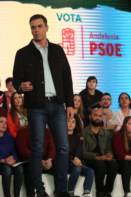 El presidente del Gobierno acompaña a la candidata a la reelección en Andalucía en un acto del PSOE-A a pocos días del final de la campaña electoral