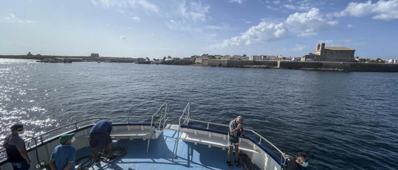 Vista de la isla de Tabarca desde una de las tabarqueras.  | PILAR CORTÉS