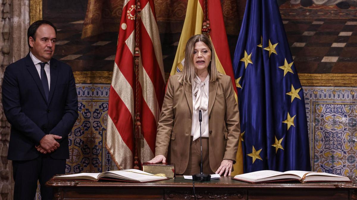 El president de la Generalitat, Juanfran Pérez Llorca, y la consellera de Educación, Carmen Ortí, durante la toma de posesión de su cargo.