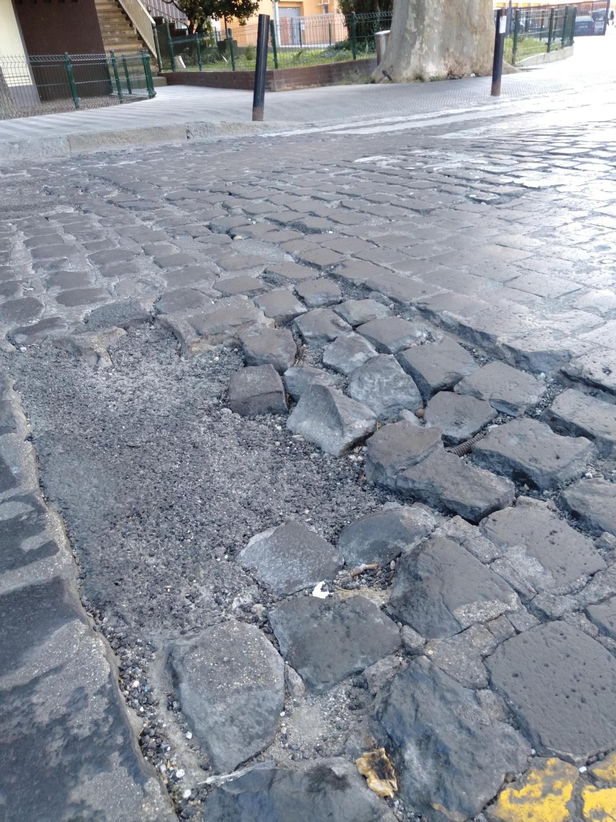 Un dels clots evidents en el paviment del carrer