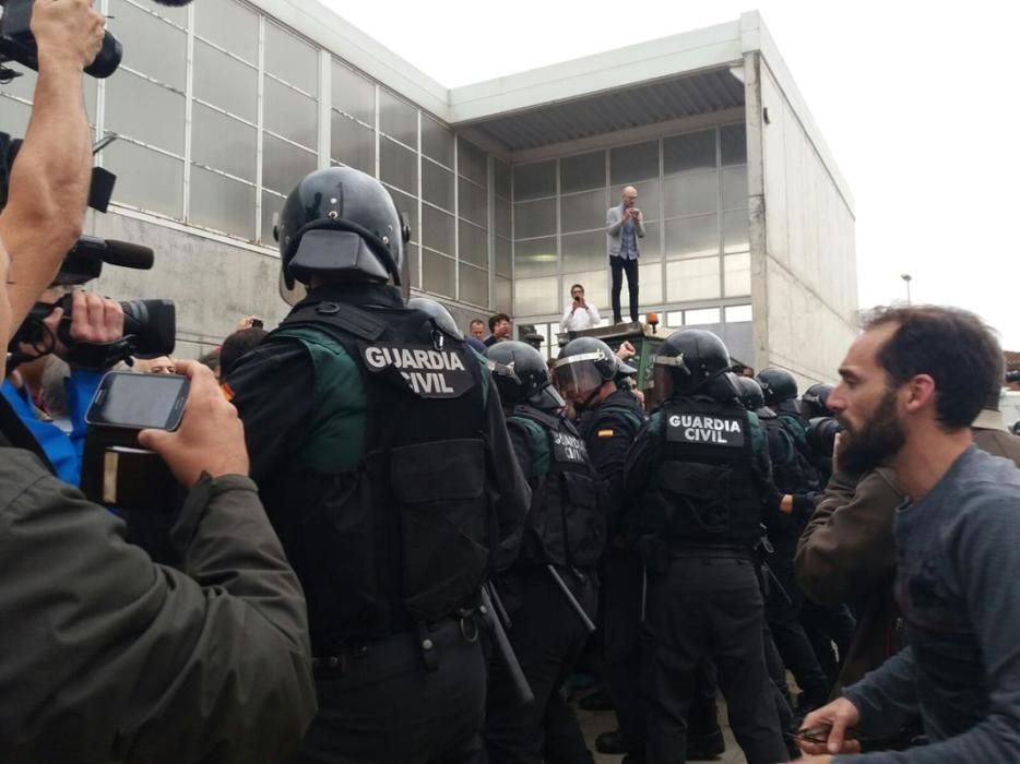 Guàrdia Civil i Policia Nacional desallotgen amb violència col·legis electorals gironins