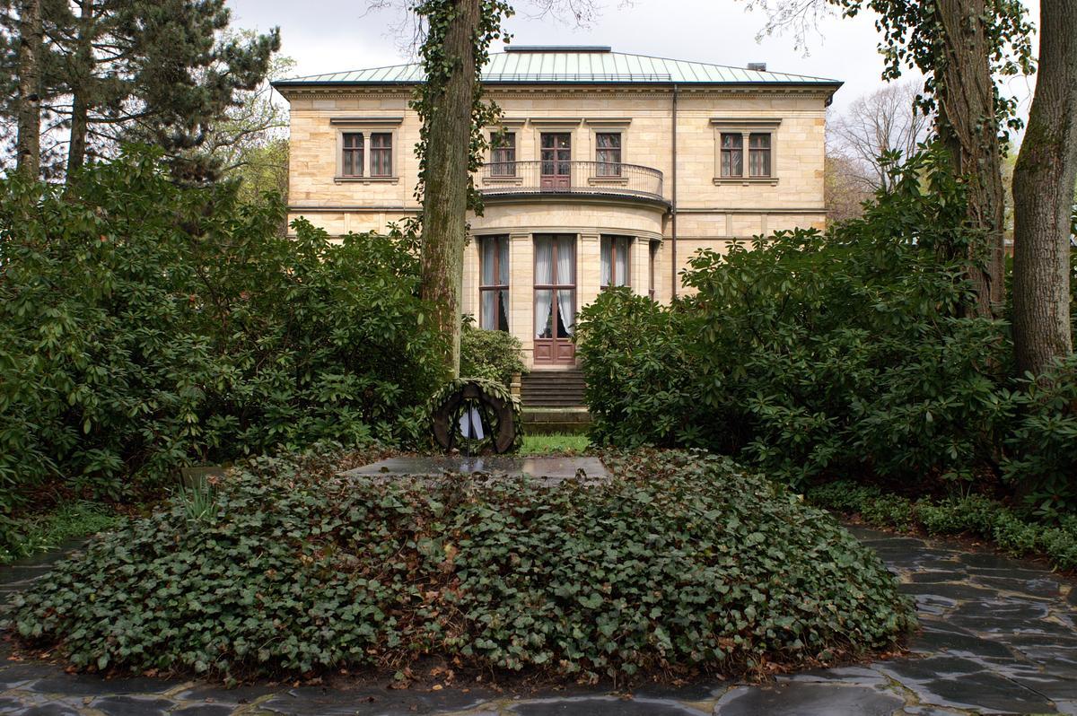 La tumba de Wagner y su esposa Cosima en Bayreuth, frente al museo dedicado al compositor. 