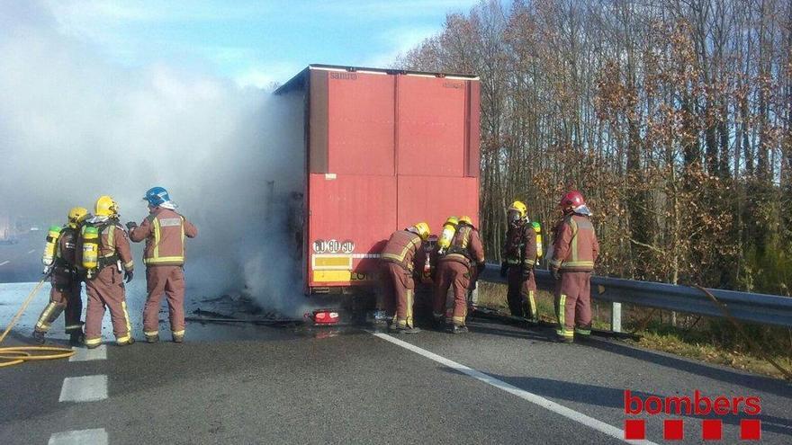 El camió que s&#039;ha cremat a l&#039;autopista.