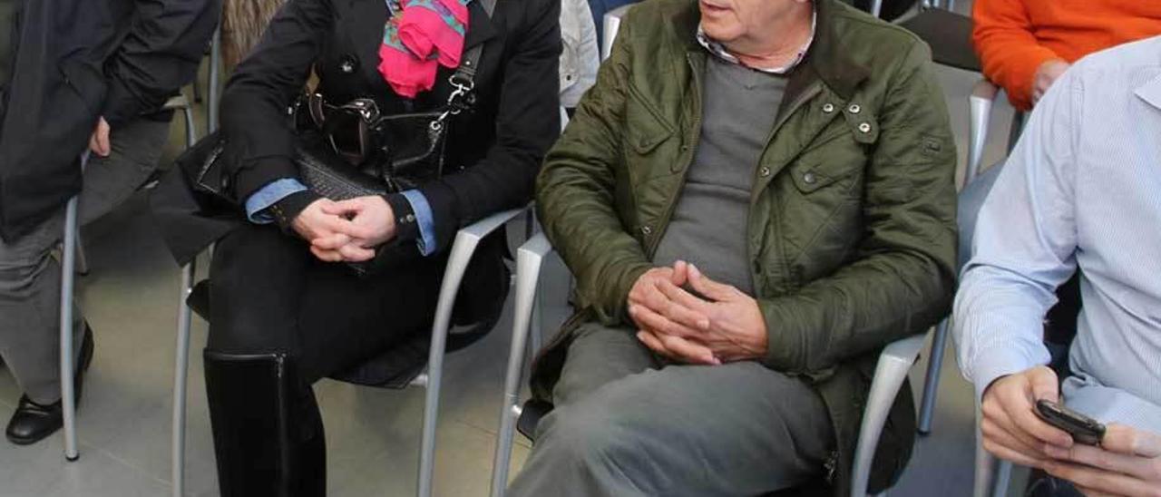 Patricia González y Carlos Badallo, durante un Pleno de la Mancomunidad en Gozón.