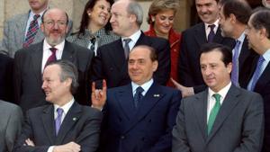 Silvio Berlusconi burlándose durante una foto de grupo tras una reunión de primeros ministros y ministros de asuntos exteriores. 