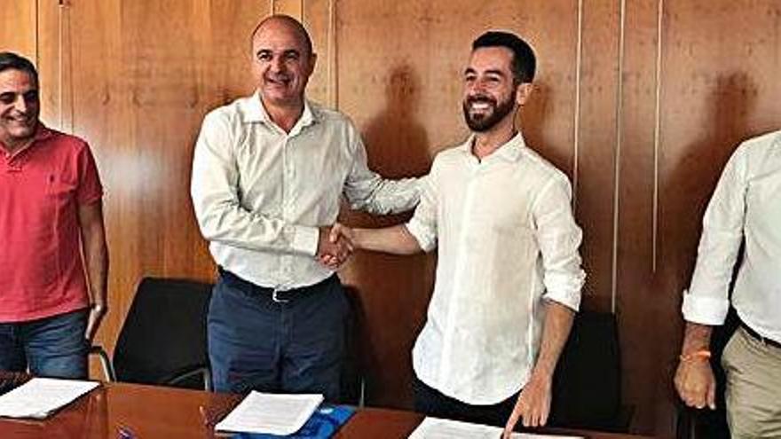 Vicent Marí y Javier Torres firmaron ayer por la mañana el pacto, en presencia de los presidentes insulares de PP y Cs.