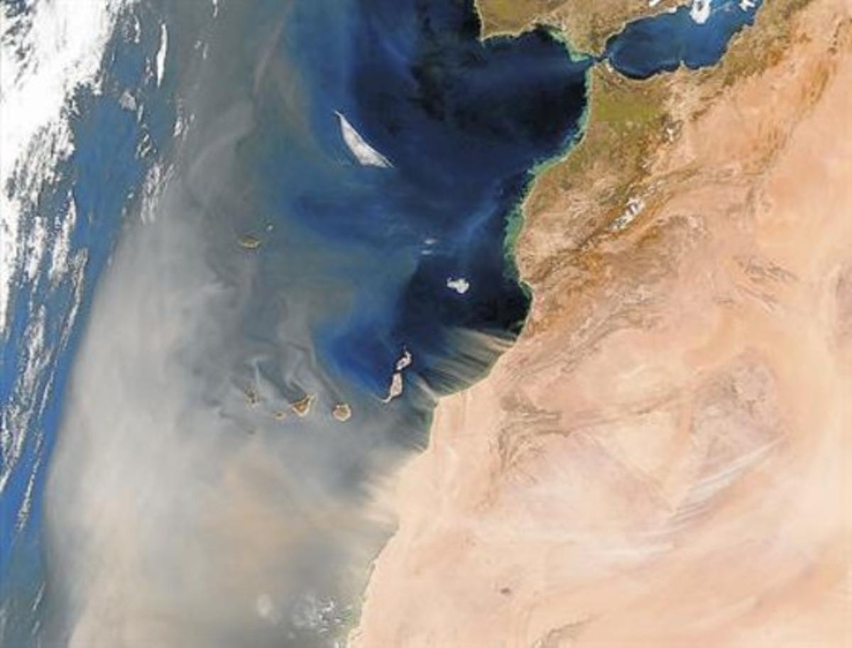 D’est a oest 8 Simulació del transport anual de materials des del Sàhara i el Sahel fins a Amèrica. D’est a oest 8 Simulació del transport anual de materials des del Sàhara i el Sahel fins a Amèrica.