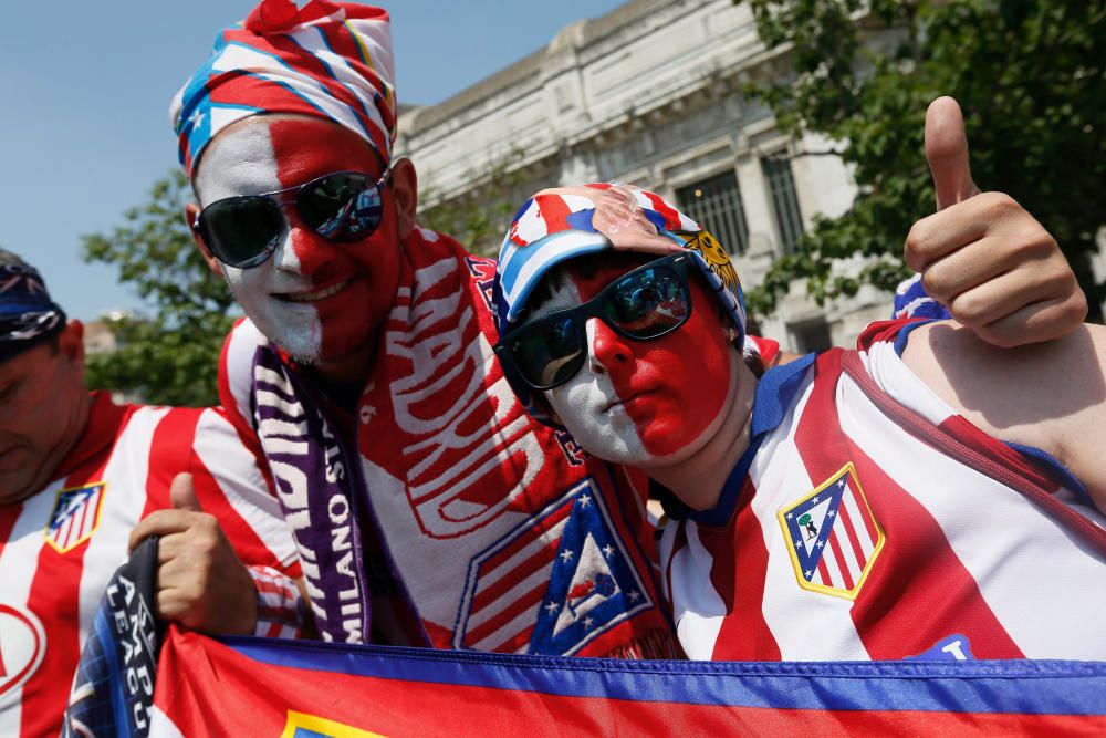 Las aficiones de Madrid y Atlético toman el centro de Milán en las horas previas al partido.