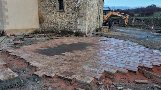Arriba, el banco de ancianos reformado, donde los cofrades más mayores se sientan en Viernes Santo con sus Capas Pardas Alistanas para velar a Cristo Crucificado. Abajo, proceso de mejora de la plaza de Bercianos, parte fundamental para vivir la Pasión. | Chany Sebastián