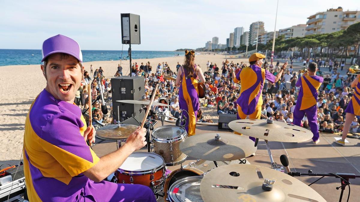 El grup Atrapasomnis dins festival Xalaro de Platja d'Aro en una edició anterior.
