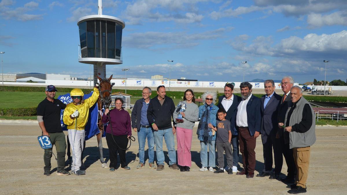 Entrega del trofeo a los responsables de la cuadra Ses Comes por el triunfo de Nika de Kor, con Jaume Forteza en el ‘Memorial Joan Verger Pocoví’