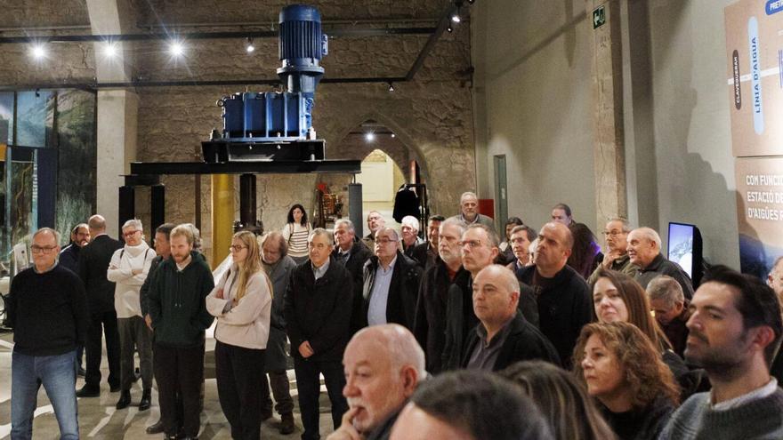 Una gran turbina marca l'inici de l'exposició