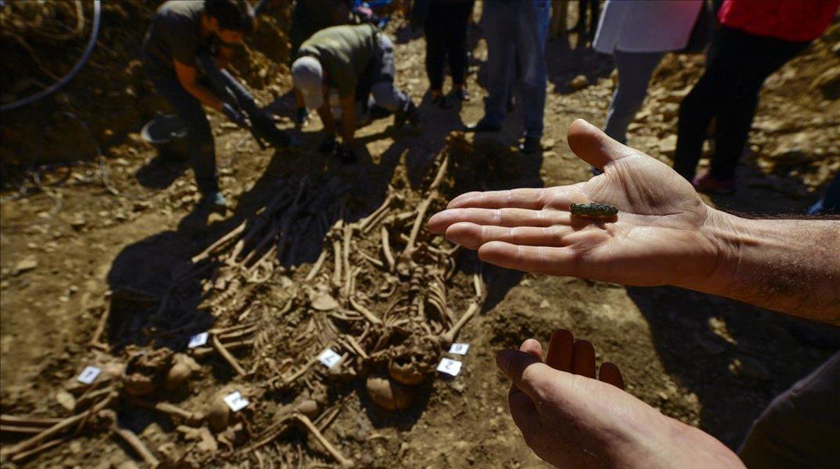 Una de las balas halladas en los cuerpos de víctimas de la guerra civil española en Pamplona. Una de las balas halladas en los cuerpos de víctimas de la guerra civil española en Pamplona.