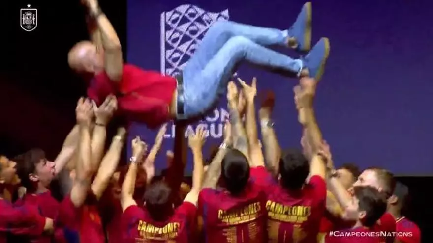 ¡Los jugadores lanzaron por los aires a Luis de la Fuente!