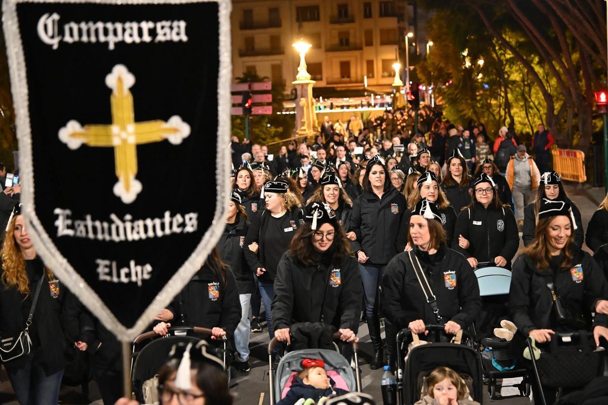 Los Moros y Cristianos desfilan por las calles de Elche en la Entraeta del Mig Any Los Moros y Cristianos desfilan por las calles de Elche en la Entraeta del Mig Any