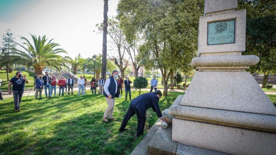 Un acto recuerda a los caídos en las guerras de Badajoz