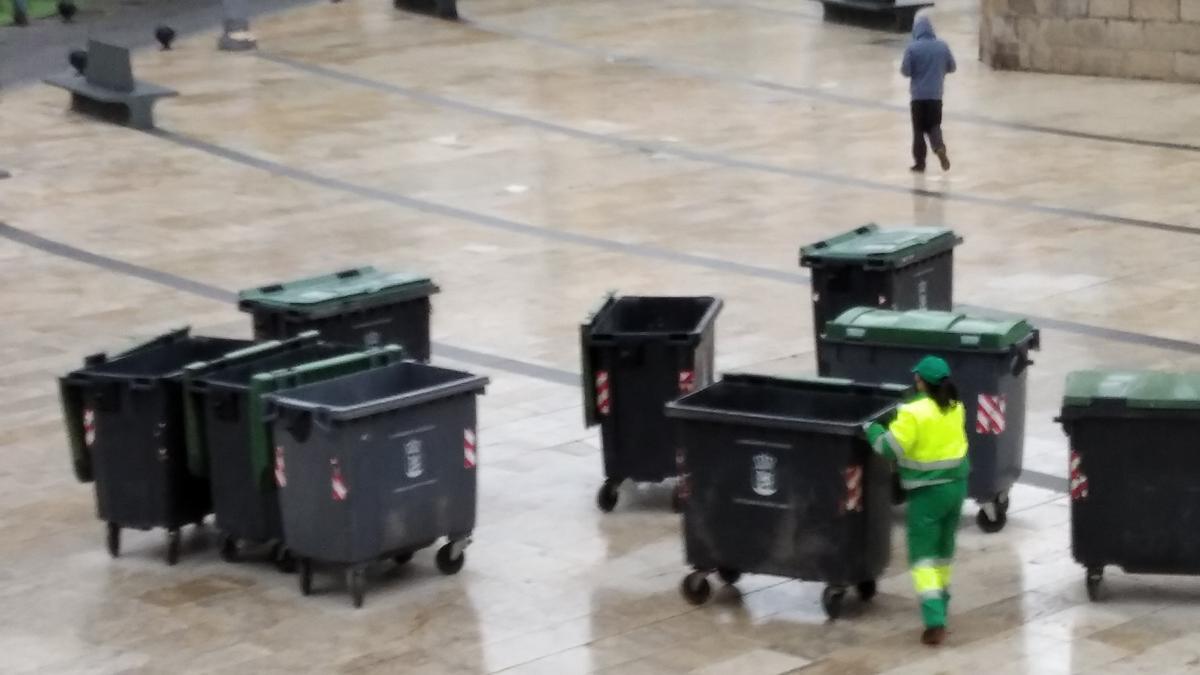 Una trabajadora de FCC, ayer, en la plaza de España.