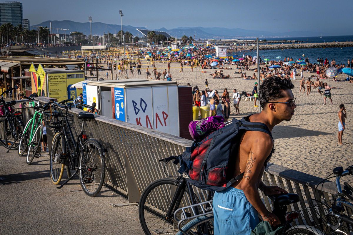 Barcelona recupera el ritmo normal en sus playas después de la verbena de Sant Joan