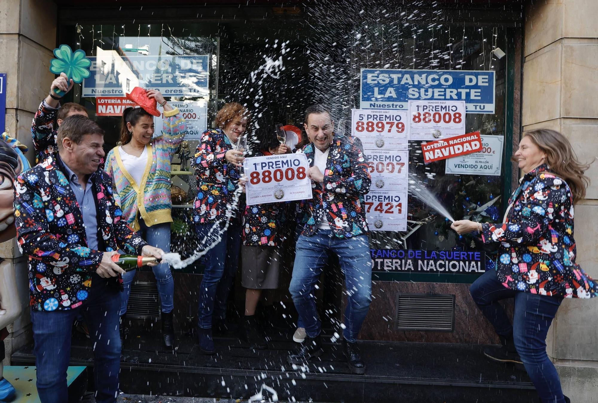 EN IMÁGENES: Asturias celebra una jornada de Lotería de Navidad con más de 4 millones en premios muy repartidos