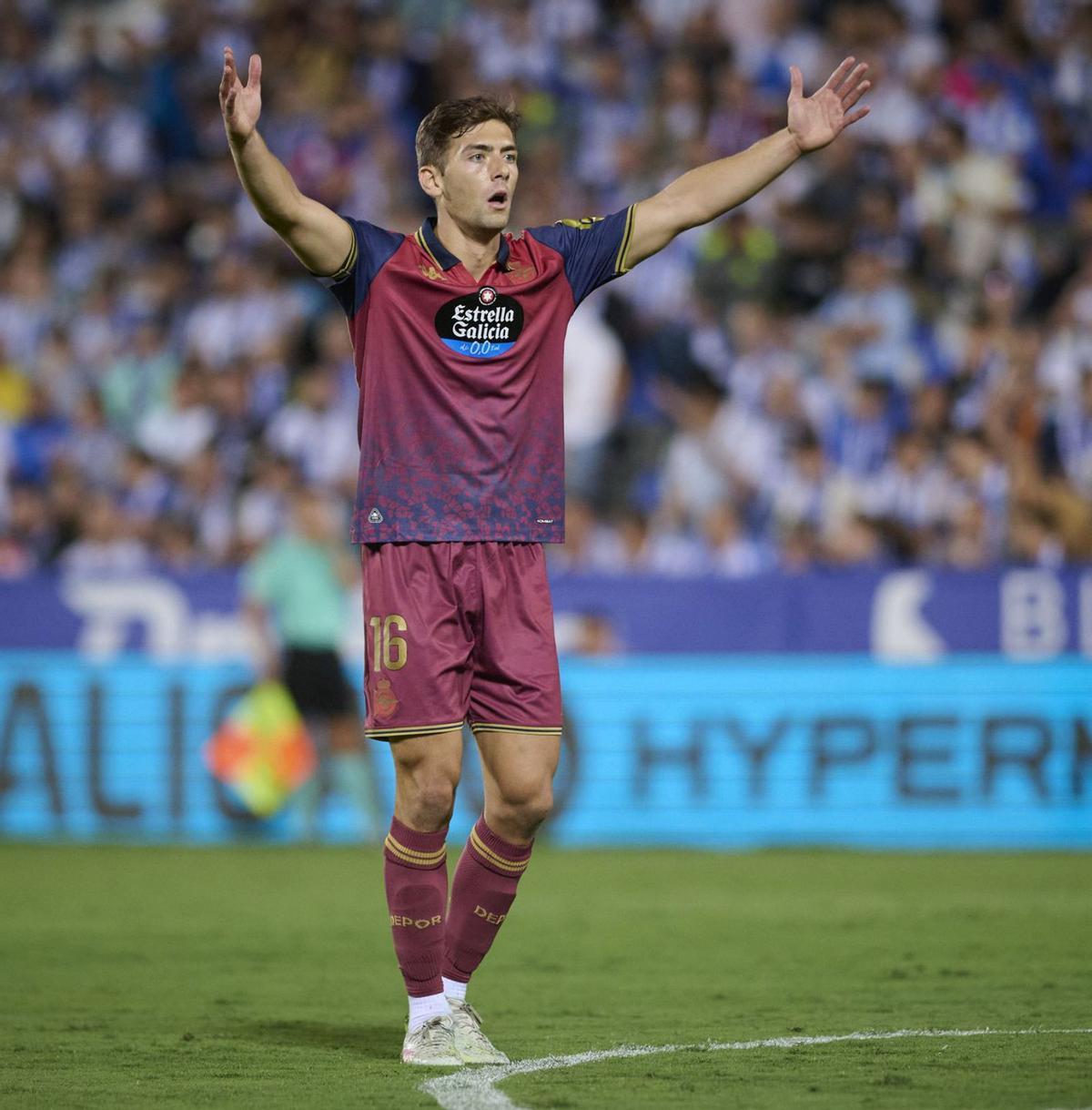 José Gragera alza los brazos durante el partido ante el Leganés en Butarque.
