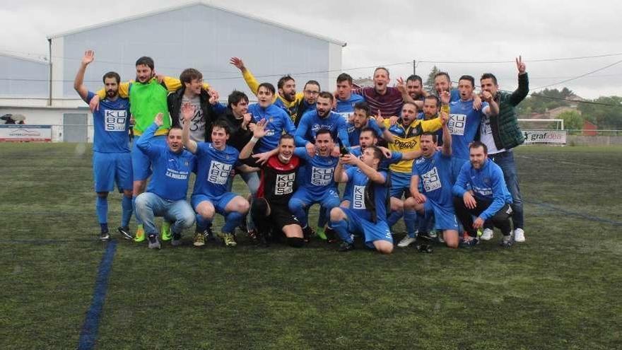 Los jugadores del Vilatuxe celebran el ascenso logrado en el campo de A Cañoteira.