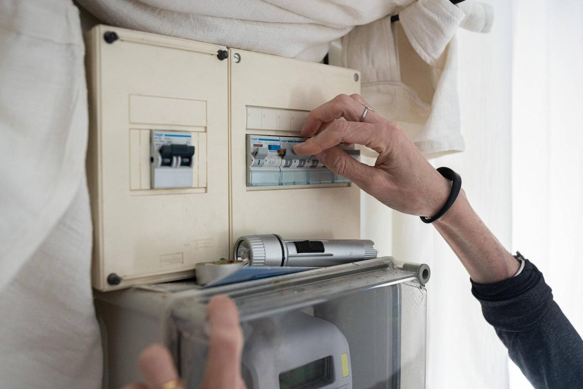 Una persona manipula el cuadro eléctrico de su casa. Imagen de archivo.
