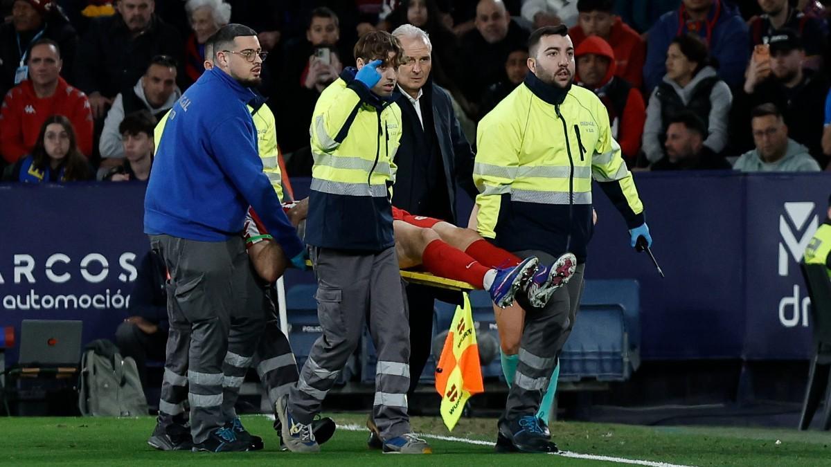 Alexander Sørloth fue retirado en camilla tras un impacto brutal en la cabeza