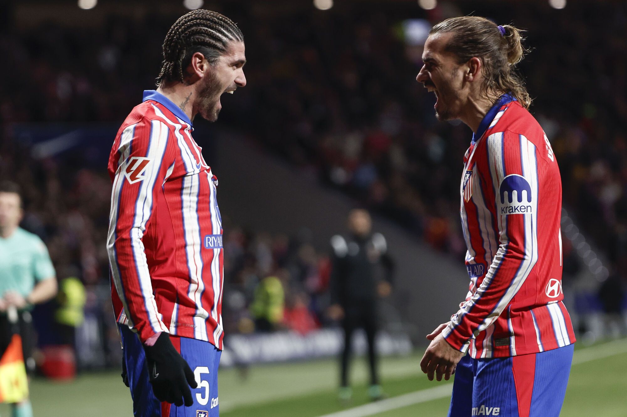 MADRID, 08/12/2024.- El centrocampista argentino del Atlético de Madrid Rodrigo De Paul (i) celebra con Antoine Griezmann tras marcar un gol este domingo, durante el partido de la jornada 16 de LaLiga EA Sports, entre el Atlético de Madrid y el Sevilla, en el estadio Metropolitano, en Madrid. EFE/ Sergio Pérez