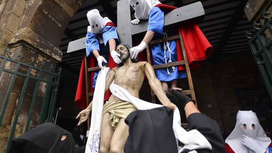 EN ÍMÁGENES: Así fue la procesión del Santo Entierro en Avilés