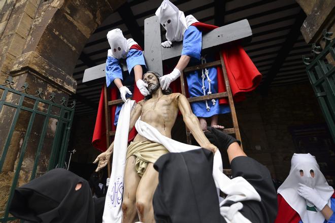 EN ÍMÁGENES: Así fue la procesión del Santo Entierro en Avilés