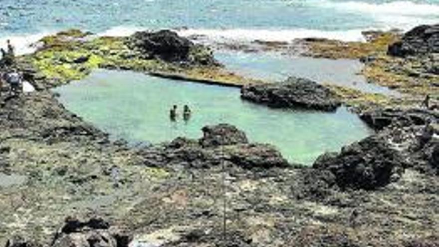 Gran Canaria. Charco del Bufadero Este charco se encuentra en el costado este de la Punta de Gáldar. Puede utilizarse en bajamar y pleamar y cuenta con un pequeño acceso por el acantilado. Muy cerca hay charcos naturales. 