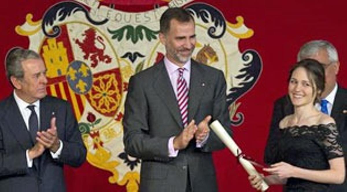 Sandra Rodríguez Piedrabuena recibe el premio de la Real Maestranza de Caballería por ser el mejor expediente académico en su promoción de la carrera.