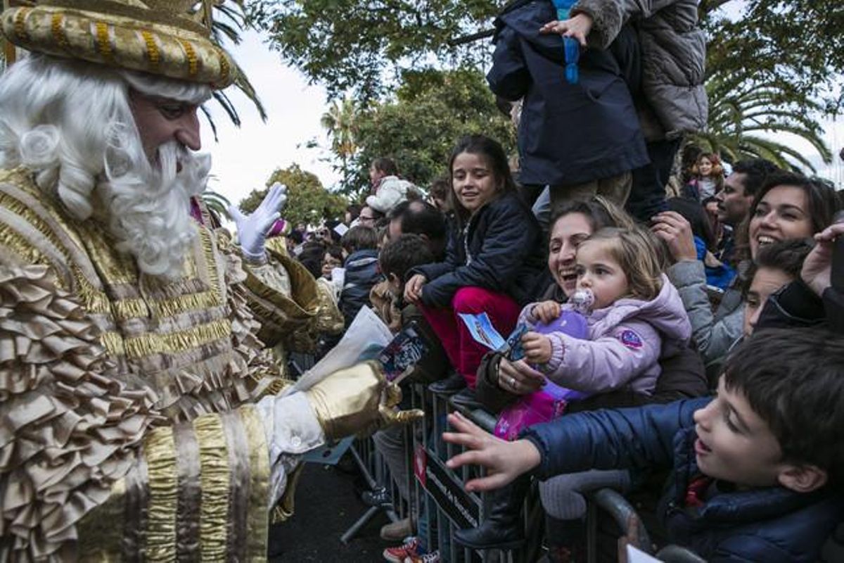 El rei Gaspar recollint les cartes d’alguns dels nens que s’han reunit al Moll de la Fusta per veure els Reis Mags.