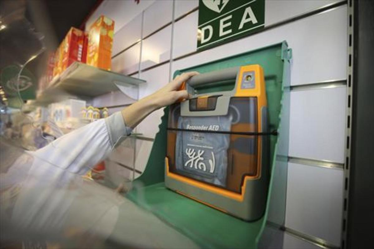 El desfibrilador disponible en la farmacia de la estación de Sants de Barcelona, en una imagen de archivo. El desfibrilador disponible en la farmacia de la estación de Sants de Barcelona, en una imagen de archivo.