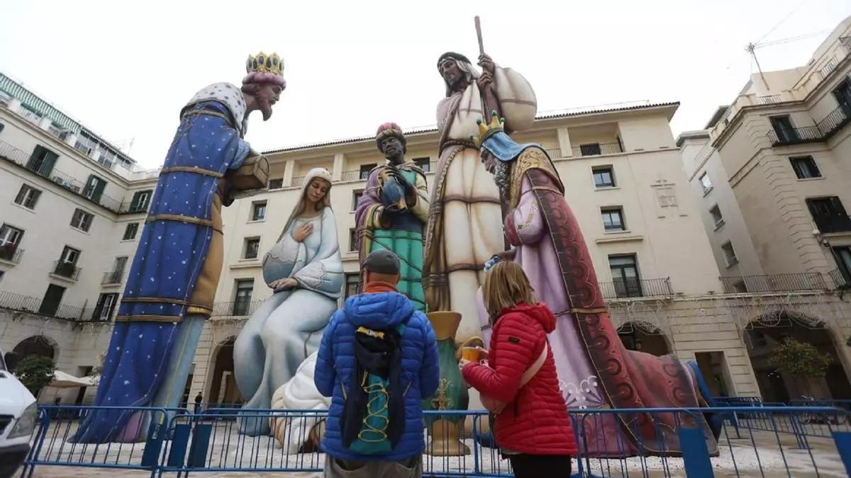Belén gigante de Alicante en la plaza del Ayuntamiento en 2023.