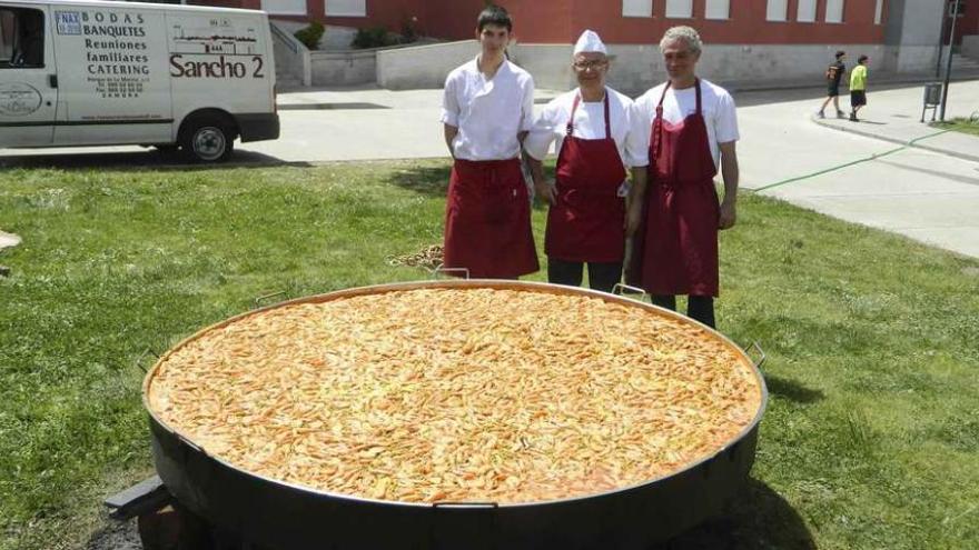 Cientos de personas, como se observa en la foto, acudieron a degustar el exquisito arroz preparado en una paellera gigante, en la imagen de la izquierda.