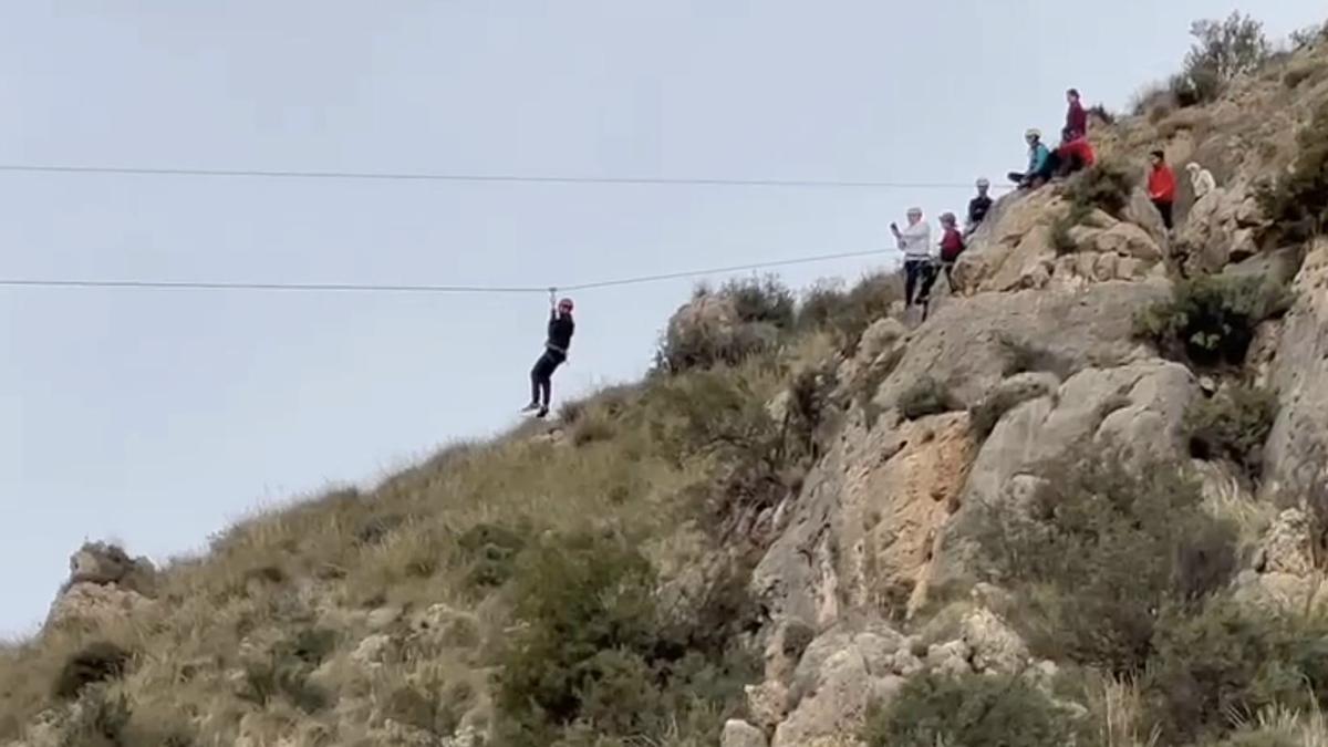 La tirolina Vicente Soler Alcaraz se inauguró el pasado sábado en el monte Bolón de Elda.