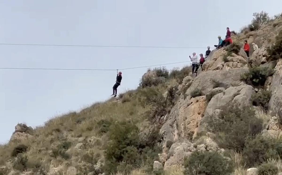 La tirolina Vicente Soler Alcaraz se inauguró el pasado sábado en el monte Bolón de Elda.